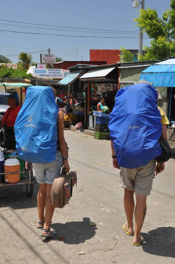 A Carol e o Alexis partem rumo ao norte enquanto nós seguimos para o sul, perto de San Juan del Sur, na Nicarágua